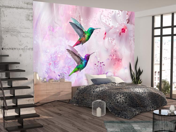 Fototapeta Kolorowe ptaki - różowa kompozycja z kolibrami i liliami z blaskiem