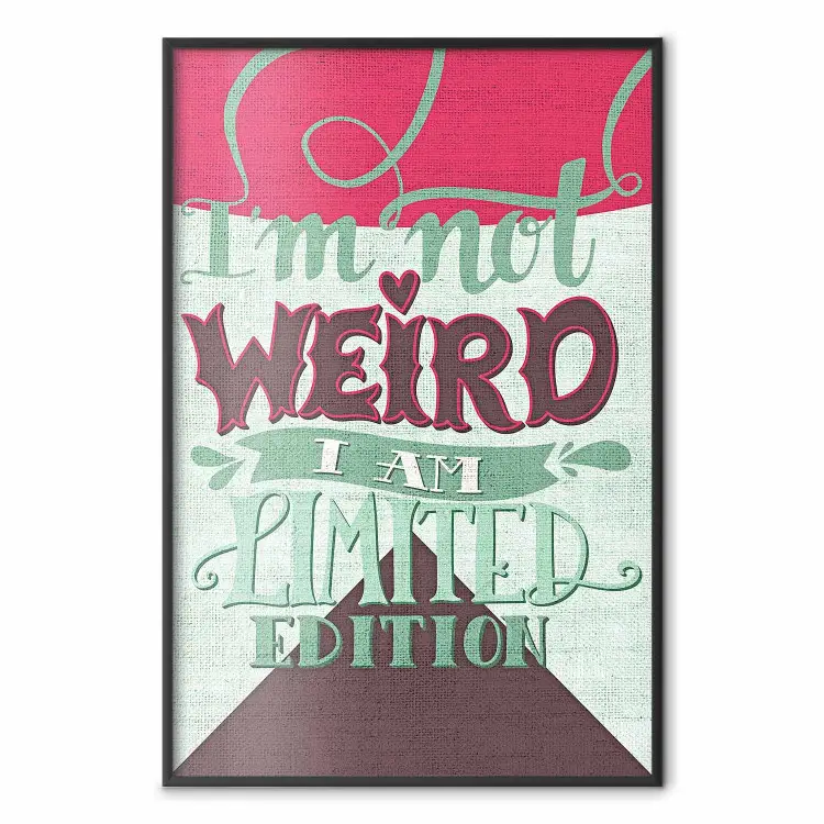 I'm not weird - wesoły napis po angielsku na tle w trzech kolorach