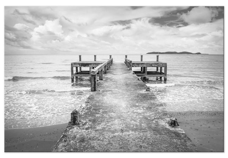 Obraz na płótnie Szept morza (1-częściowy) - czarno-biały pejzaż wody i mostu z drewna