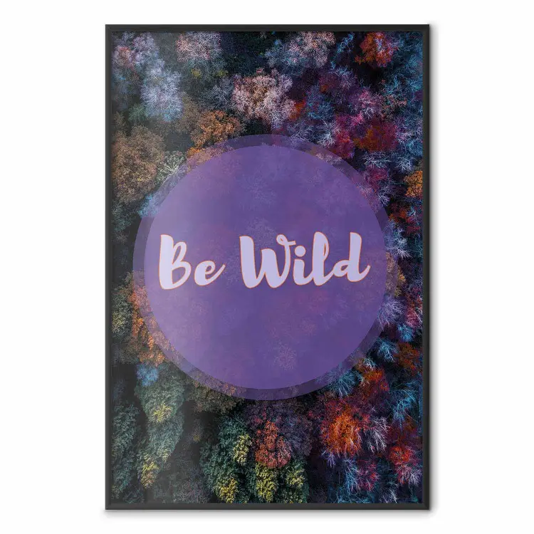 Be wild - kompozycja z napisem po angielsku na tle kolorowego lasu