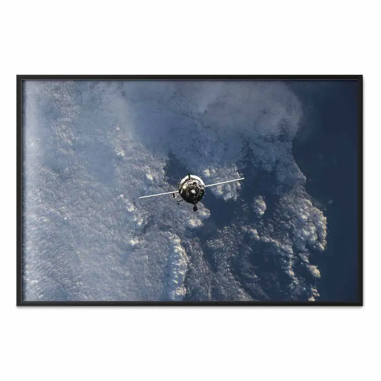 Błękitna planeta - kosmiczna satelita nad ziemią na tle nieba i chmur