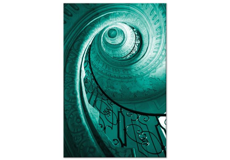 Spiralne schody - fotografia klatki schodowej w turkusowym kolorze