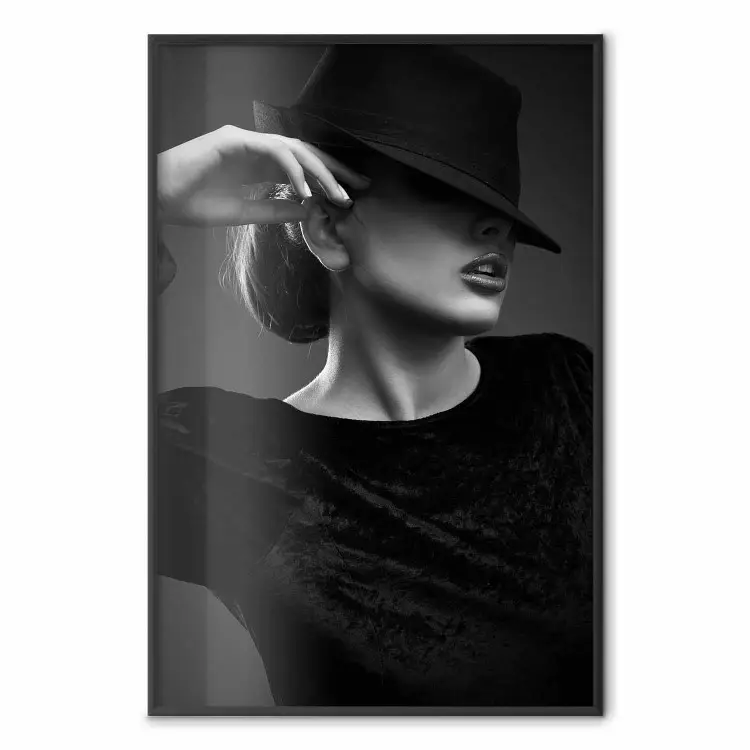 Marzycielka - czarno-biała elegancki portret kobiety z kapeluszem