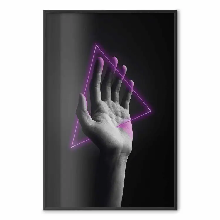 Dłoń i trójkąt - czarno-biała dłoń z fantazyjnym neonowym trójkątem
