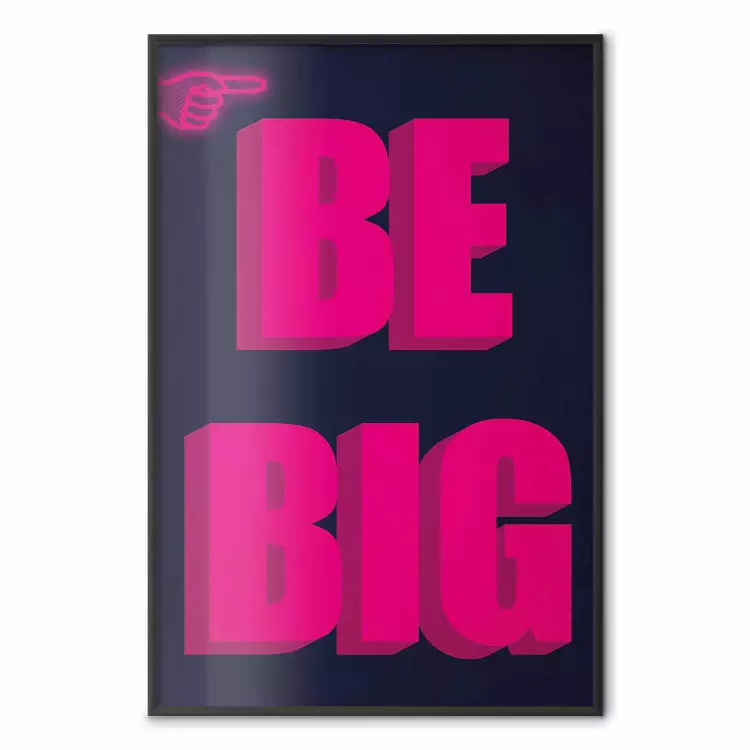 Be Big - intensywnie różowe napisy po angielsku na granatowym tle