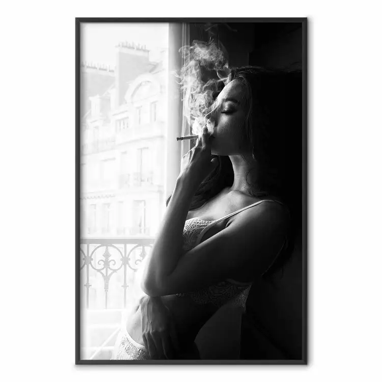 Rozkoszna chwila - czarno-biała fotografia kobiety palącej papierosa