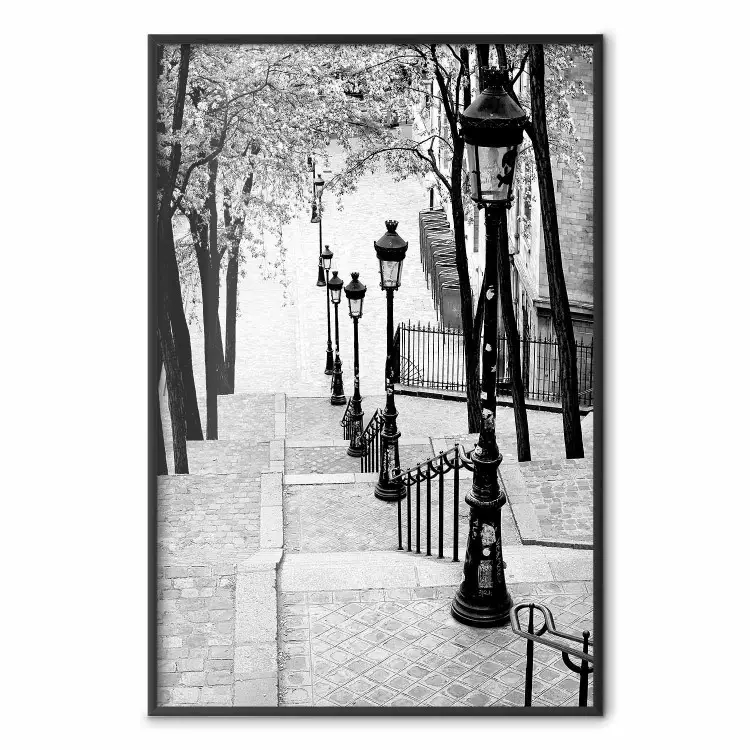 Montmartre - czarno-biały pejzaż ulicy w mieście z wieloma lampami