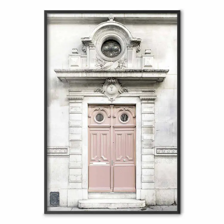 Drzwi do piękna - architektura budynku z wzorzystą futryną do drzwi