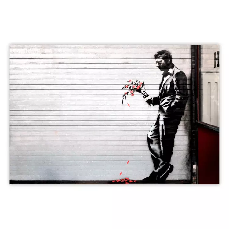 Zakochany - mężczyzna z kwiatami na tle białej bramy w motywie Banksy