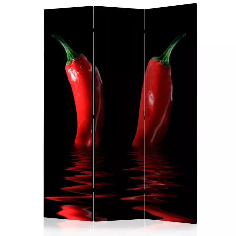 Papryka chili (3-częściowy) - trzy ogniste warzywa zanurzone w wodzie