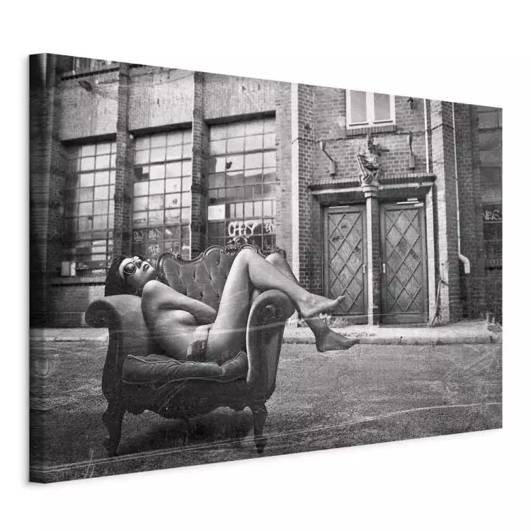 Kobieta na fotelu - czarno-biała fotografia w stylu glamour