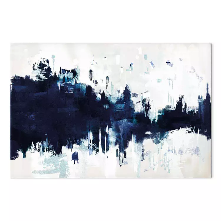 Błękit w bieli - abstrakcja ze smugami w kolorze klasycznego błękitu