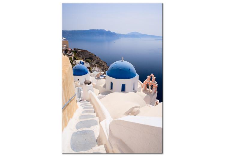Słoneczny pejzaż Santorini - krajobraz z morzem i architekturą grecką
