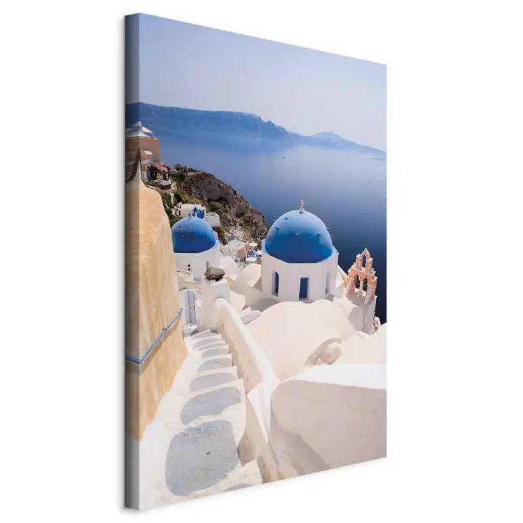 Słoneczny pejzaż Santorini - krajobraz z morzem i architekturą grecką