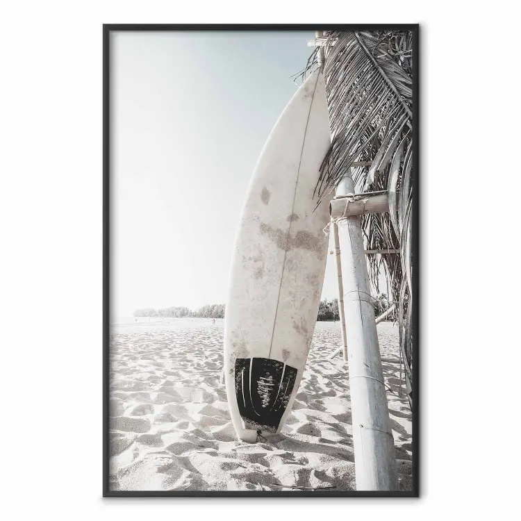 Deska surfingowa - letni krajobraz piaszczystej plaży na tle nieba