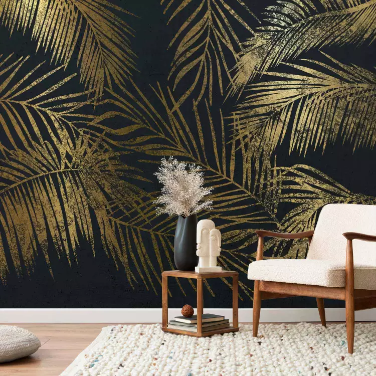 Tropikalna natura - roślinny motyw złotych palm na granatowym tle