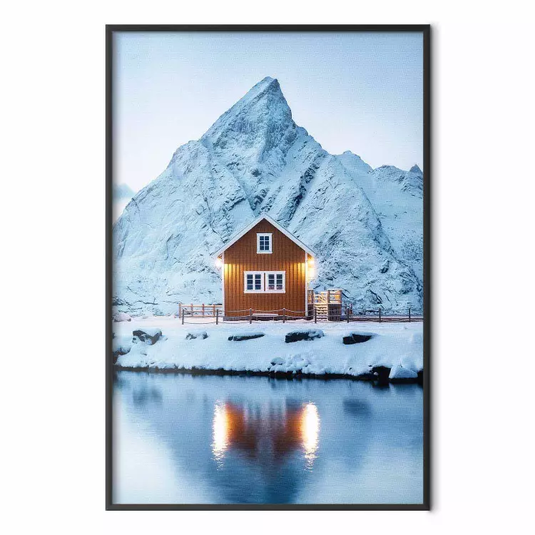 Domek w Norwegii - majestatyczny zimowy pejzaż domku na tle górskim