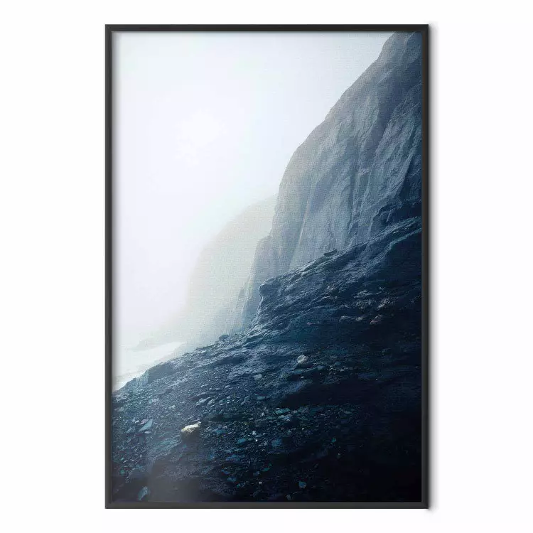 Zamglony posąg - krajobraz skalistych klifów nad wodą w mocnej mgle