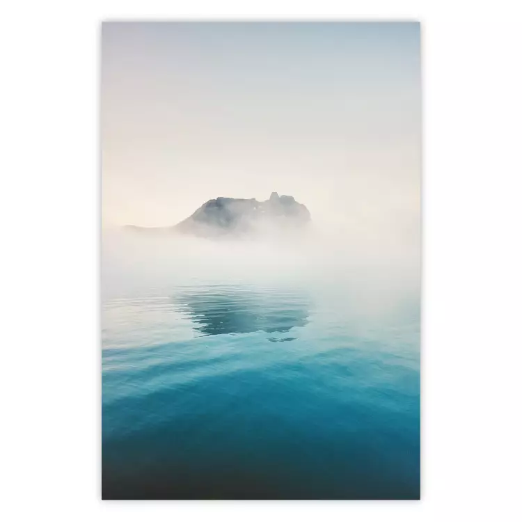 Mglista zatoka - kompozycja błękitnej wody i jasnej mgły na tle skały