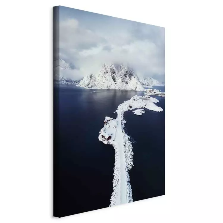 Cicha przystań pionowy - woda i chmury w zimowym pejzażu