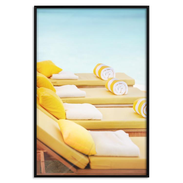 Plakat Lato nad morzem - żółte leżaki na plaży oświetlone wakacyjnym słońcem