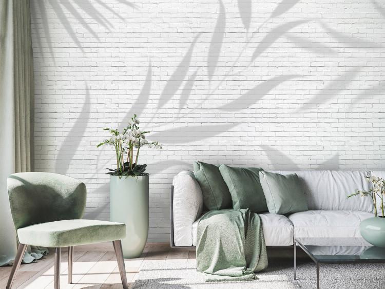 Fototapeta Liściaste złudzenie - cień liści roślin na ceglastym białym tle muru