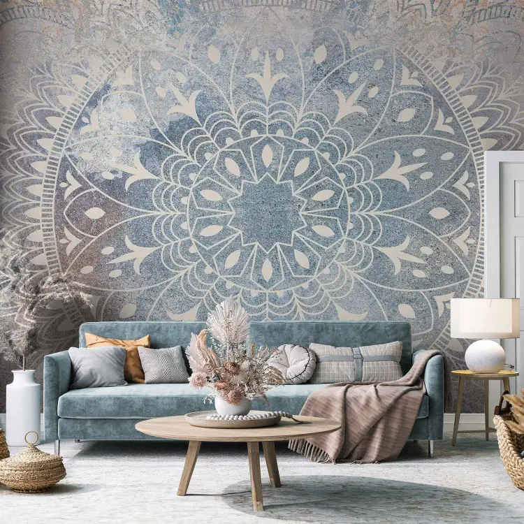 Mandala - jasny ornament w kolorze kremowym na błękitnym tle