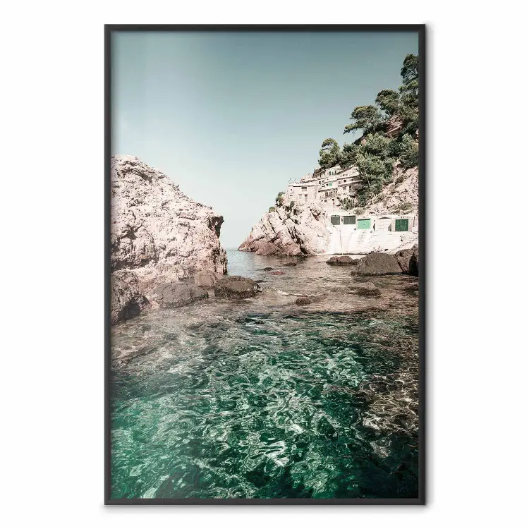 Skały na Balearach - morski pejzaż z domkami w tle
