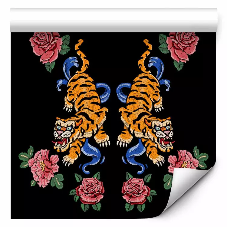 Orientalny wzór - zygzakujące tygrysy i czerwone róże na ciemnym tle