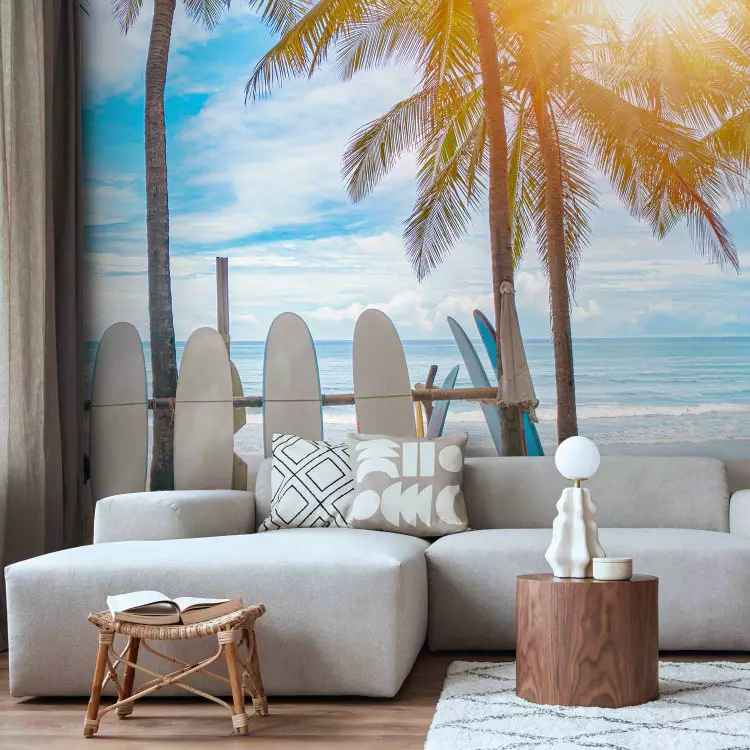 Deski na plaży - sprzęt surfingowy w cieniu tropikalnych drzew