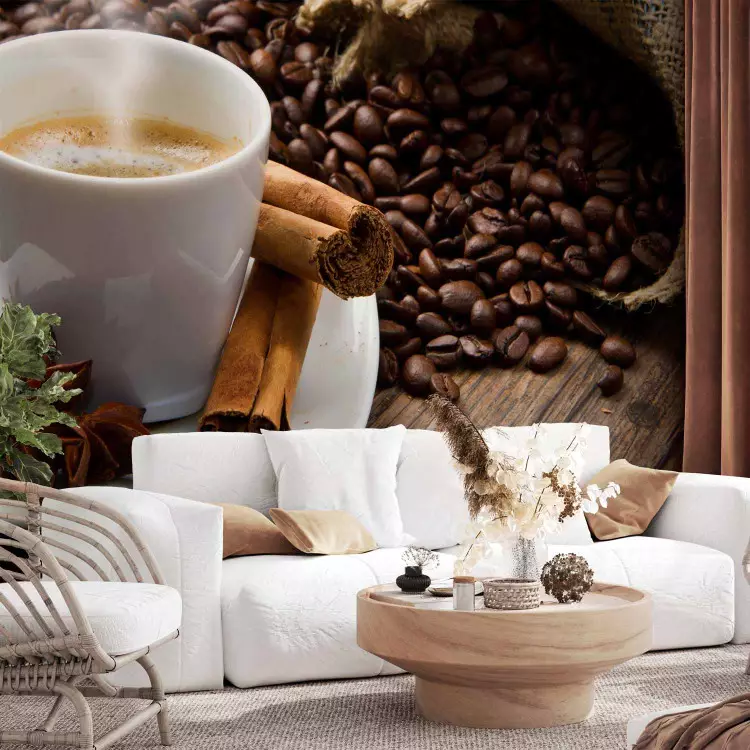 Kawa - ziarna rozsypane koło filiżanki na drewnianym tle do kuchni