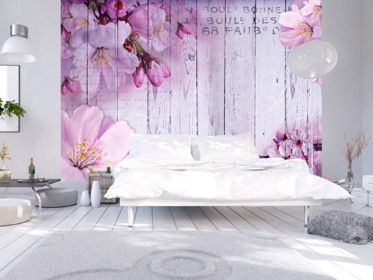 Fototapeta Kwiaty jabłoni - motyw w odcieniach fioletu na tle o teksturze drewna