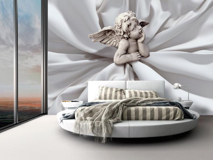 Fototapeta Anielski romantyczny sen - rzeźba anioła amora pośród białej tkaniny