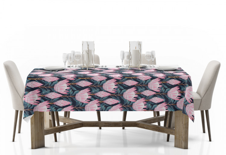 Obrus na stół Fantazyjne pąki – kompozycja z różowymi kwiatami na ciemnym tle 147320 additionalImage 4