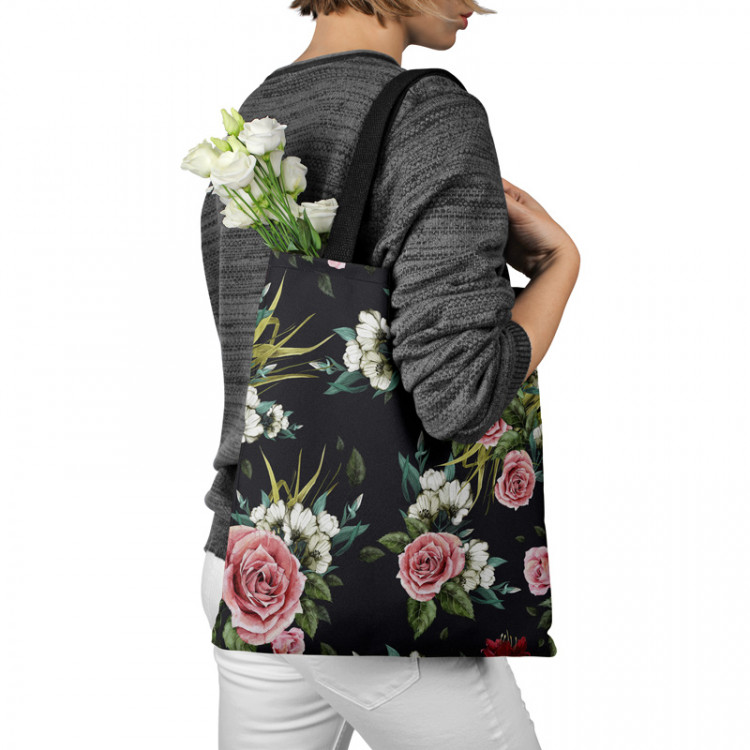 Torba na zakupy Proste piękno - kompozycja kwiatów róż w stylu vintage na czarnym tle 147560 additionalImage 3