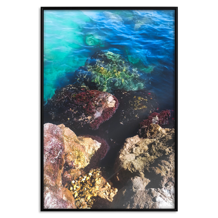 Plakat Skalisty brzeg morza - zdjęcie barwnych kamieni i błękitnej wody 146241 additionalImage 17