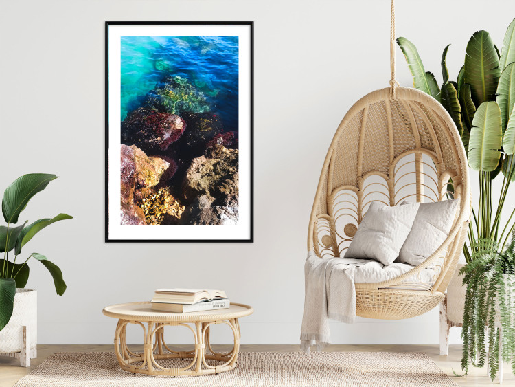 Plakat Skalisty brzeg morza - zdjęcie barwnych kamieni i błękitnej wody 146241 additionalImage 19