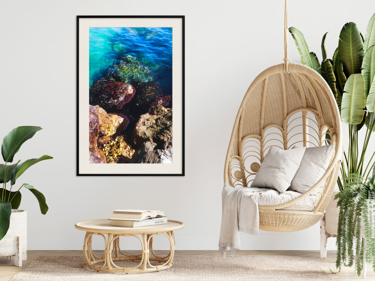 Plakat Skalisty brzeg morza - zdjęcie barwnych kamieni i błękitnej wody 146241 additionalImage 18