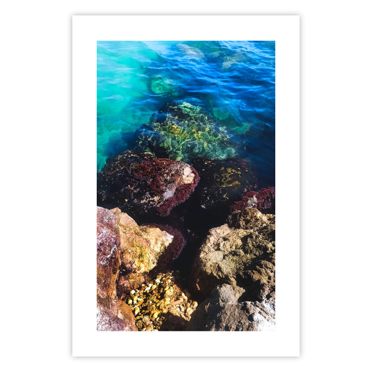 Plakat Skalisty brzeg morza - zdjęcie barwnych kamieni i błękitnej wody 146241 additionalImage 22
