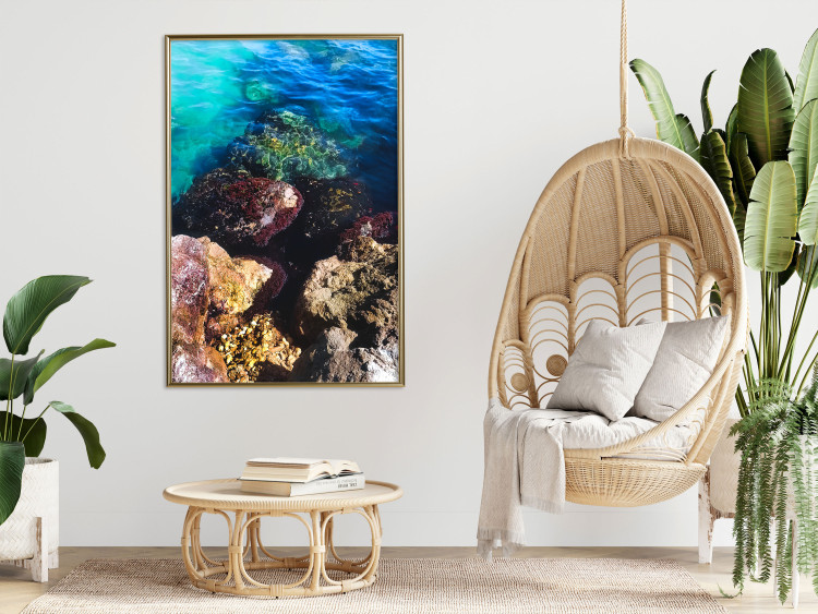 Plakat Skalisty brzeg morza - zdjęcie barwnych kamieni i błękitnej wody 146241 additionalImage 21