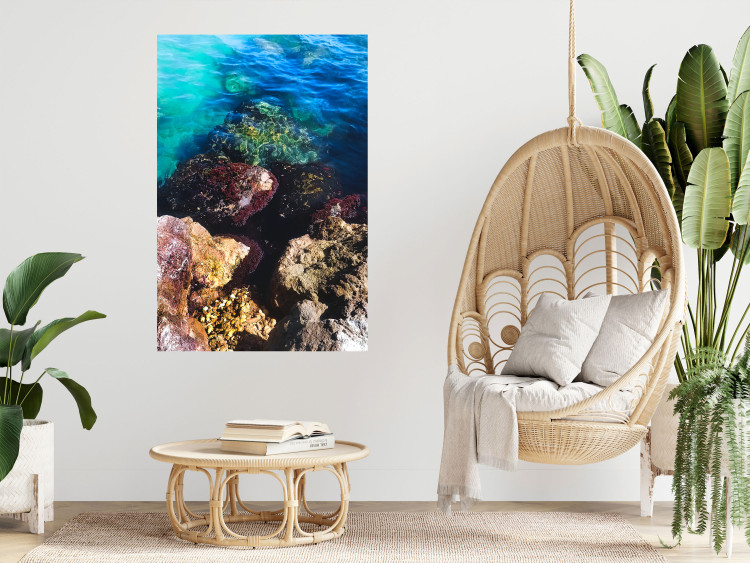 Plakat Skalisty brzeg morza - zdjęcie barwnych kamieni i błękitnej wody 146241 additionalImage 12