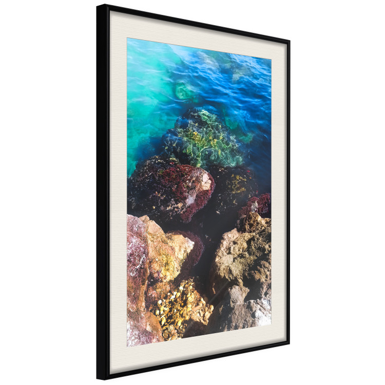 Plakat Skalisty brzeg morza - zdjęcie barwnych kamieni i błękitnej wody 146241 additionalImage 9