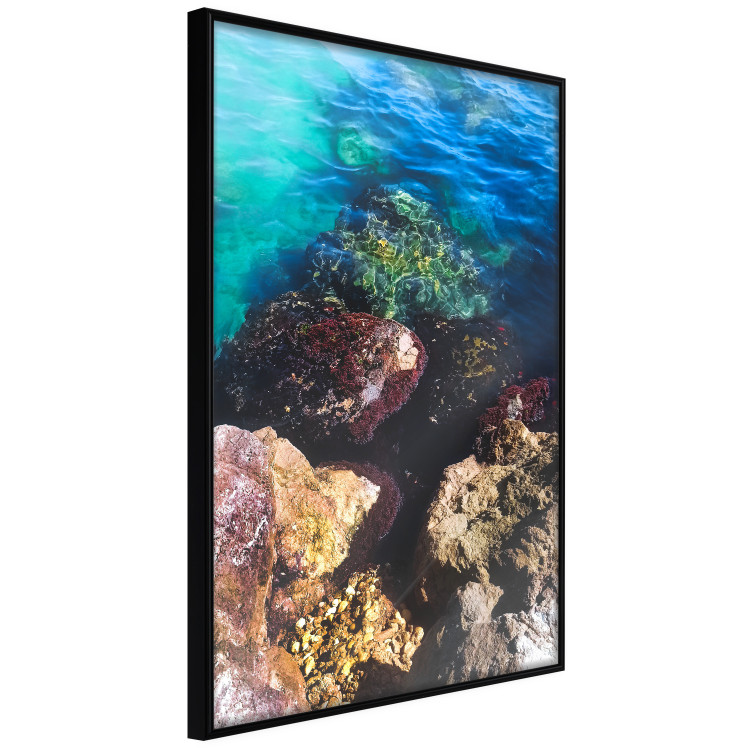 Plakat Skalisty brzeg morza - zdjęcie barwnych kamieni i błękitnej wody 146241 additionalImage 5