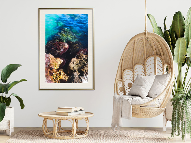 Plakat Skalisty brzeg morza - zdjęcie barwnych kamieni i błękitnej wody 146241 additionalImage 15