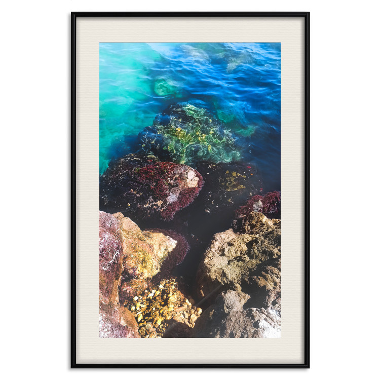 Plakat Skalisty brzeg morza - zdjęcie barwnych kamieni i błękitnej wody 146241 additionalImage 26