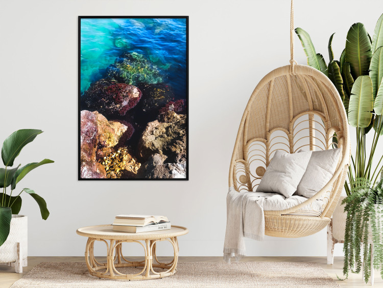 Plakat Skalisty brzeg morza - zdjęcie barwnych kamieni i błękitnej wody 146241 additionalImage 8