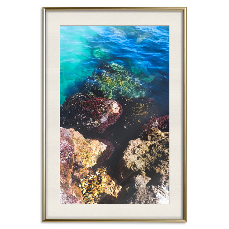 Plakat Skalisty brzeg morza - zdjęcie barwnych kamieni i błękitnej wody 146241 additionalImage 27