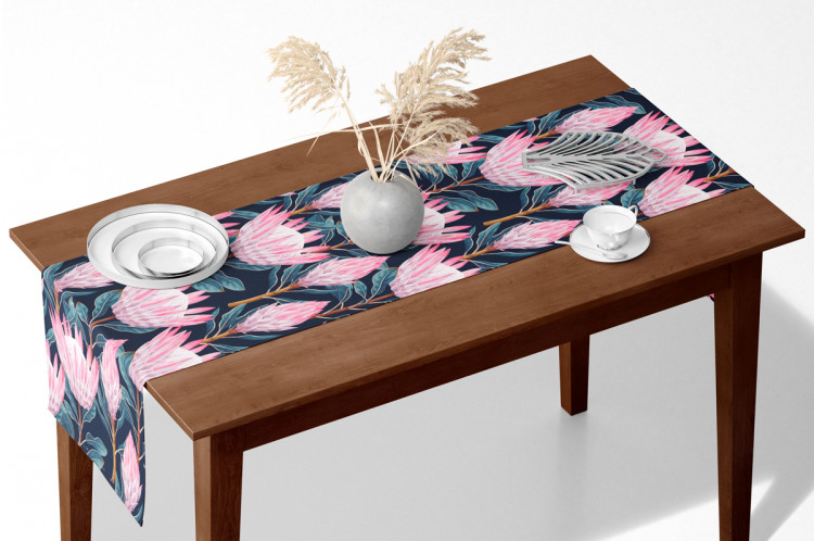 Bieżnik na stół Fantazyjne pąki – kompozycja z różowymi kwiatami na ciemnym tle 147682 additionalImage 4