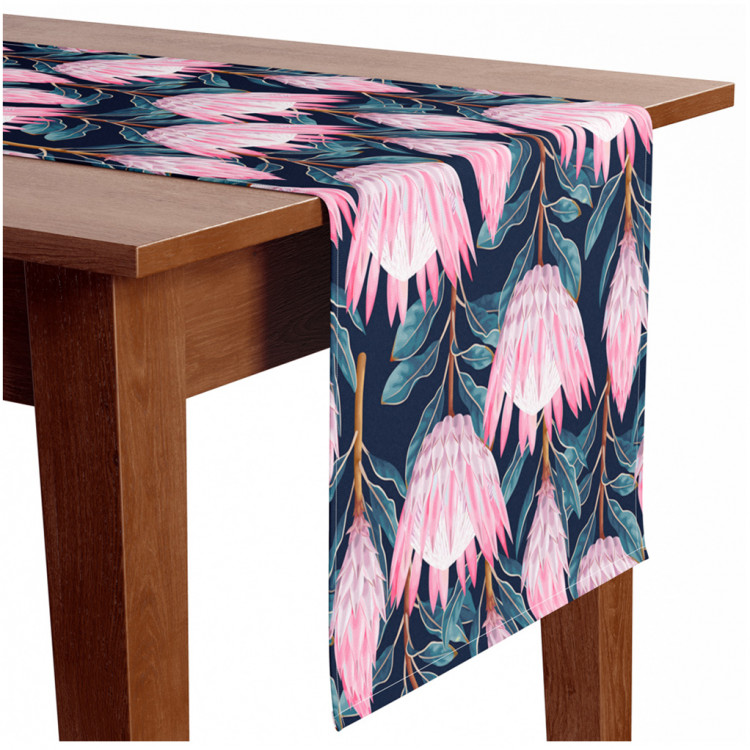 Bieżnik na stół Fantazyjne pąki – kompozycja z różowymi kwiatami na ciemnym tle 147682