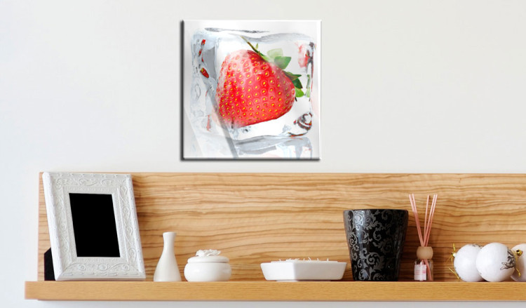 Obraz na szkle Frozen Strawberry [Glass] 92863 additionalImage 3